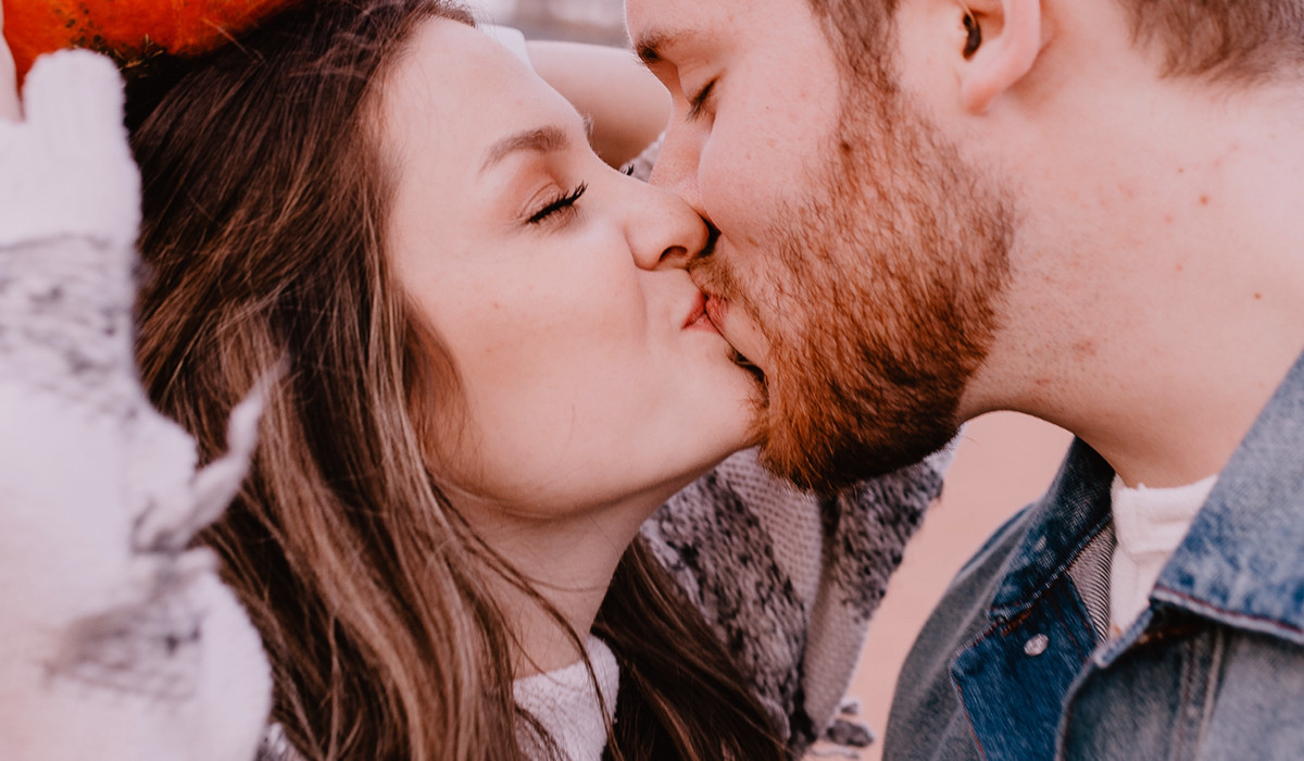 ¿Cómo saber si un hombre está enamorado con un beso?