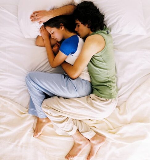 Ministro carrera Agotamiento Cómo duermen las parejas enamoradas: juntos o separados
