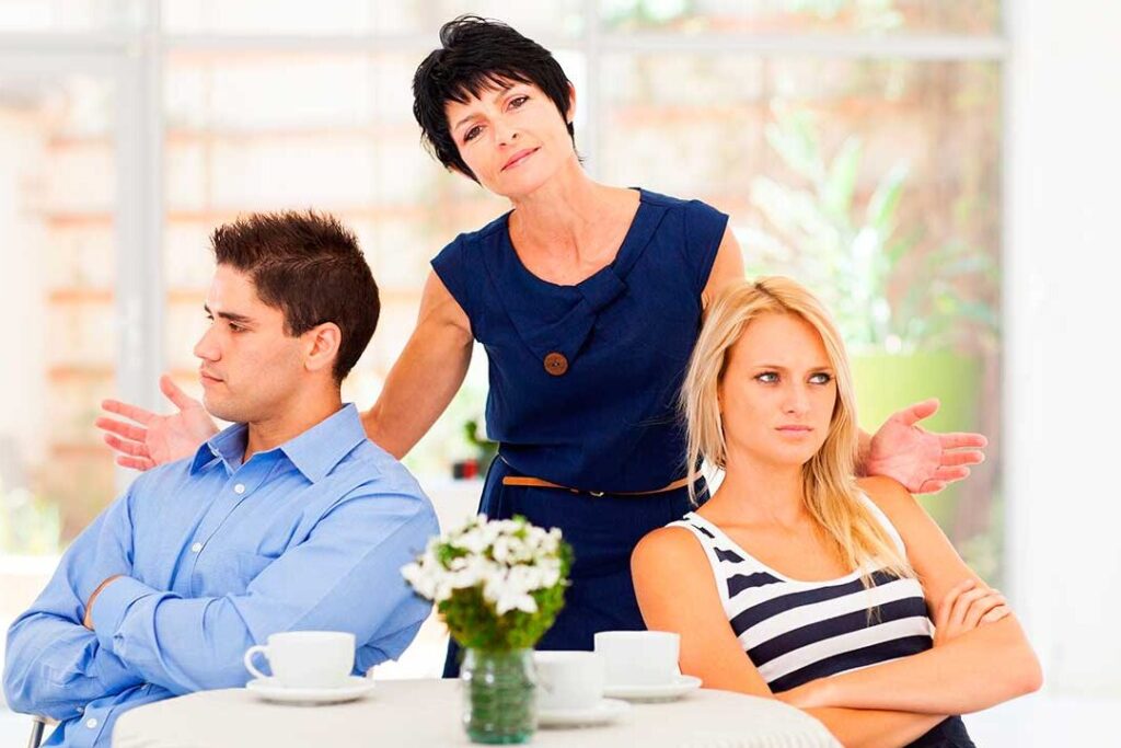 Mi esposo habla todos los días con su madre.