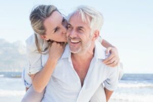 Hombre de 50 con mujer de 30